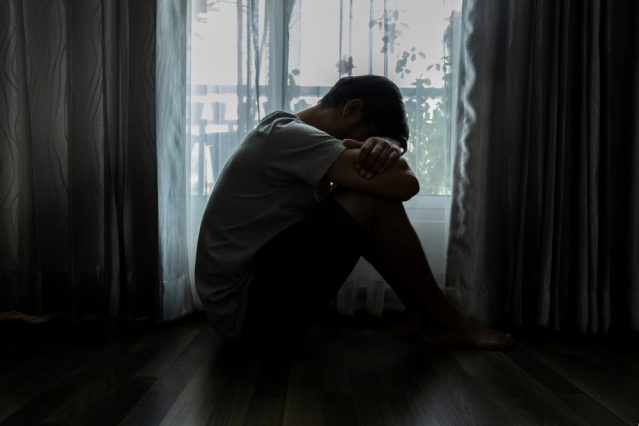 Rückzug aus der Gesellschaft - typisches Symptom einer PTBS
