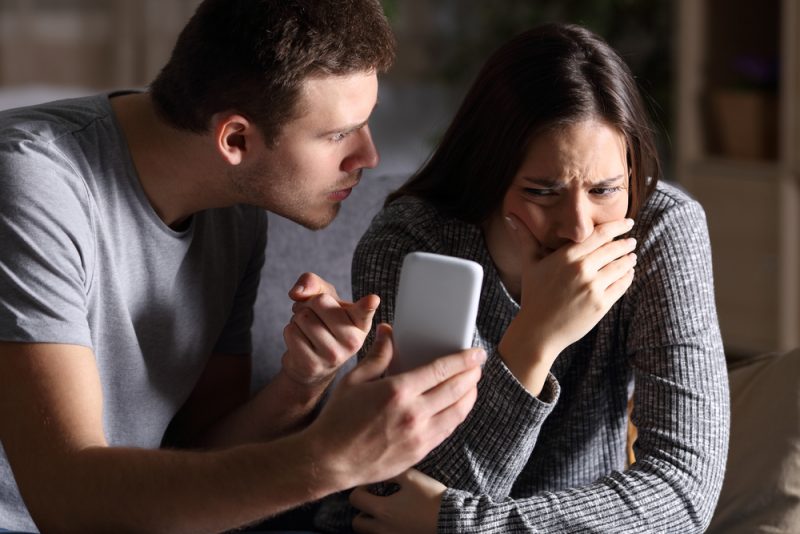 Krankhafte Eifersucht - Eindringen in Smartphone oder Computer