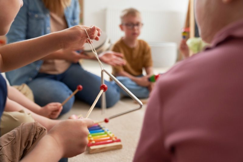 Musiktherapie und Autismus: Verhaltensauffälligkeiten verbesserten sich deutlich!