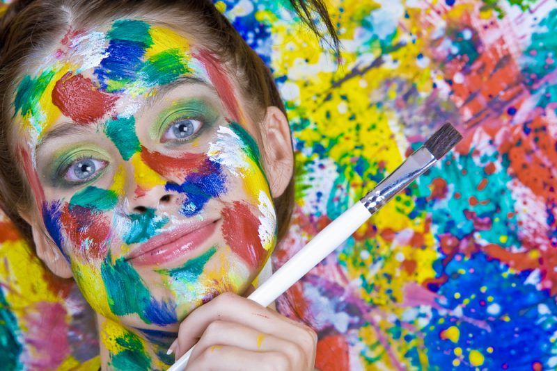 Hände beim kreativen Gestalten als Symbol für Kunsttherapie und Selbstfürsorge in helfenden Berufen