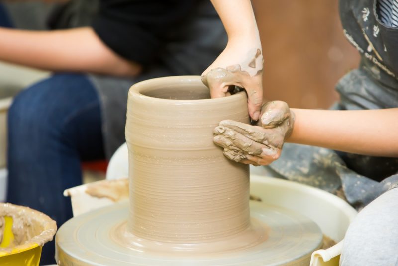 Hände beim plastischen Gestalten mit Ton als kunsttherapeutische Selbstfürsorge-Methode