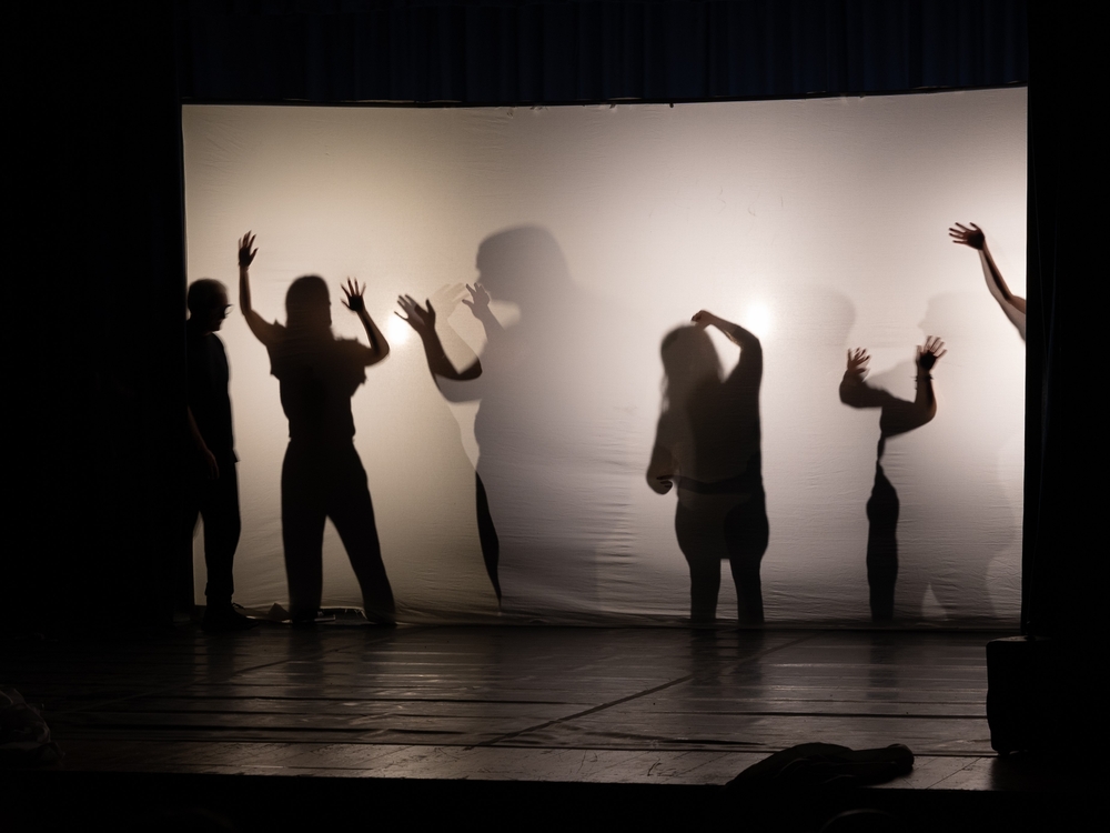 Menschen in einer theatertherapeutischen Gruppensituation