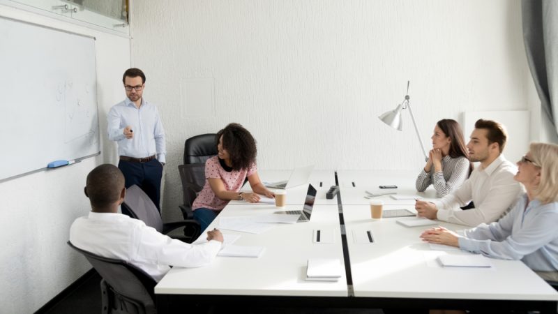 Business Health Coach moderiert einen Workshop mit einem Team