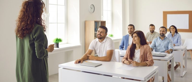 Seminarsituation mit Kursleitung und Teilnehmenden in einer Weiterbildung