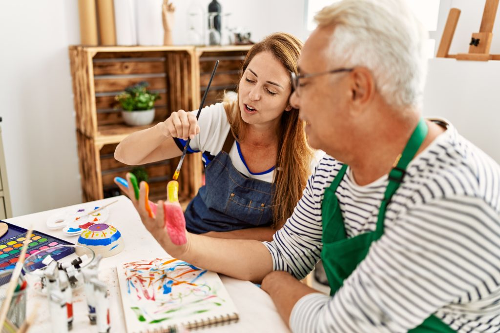 Kunsttherapeutische Arbeit mit Farben und kreativen Materialien