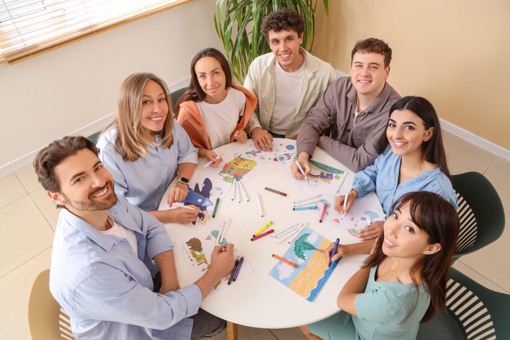 Gruppe in einer kunsttherapeutischen Ausbildungssituation