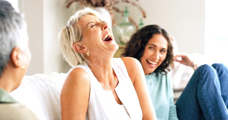 Menschen sitzen gemeinsam auf einer Couch